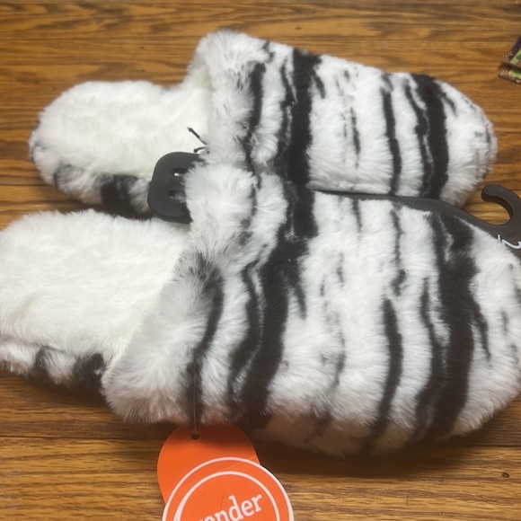 ❤️5/$25❤️2/$15❤️ WONDER NATION | zebra/marble blk/white slip/on slippers - Picture 3 of 5